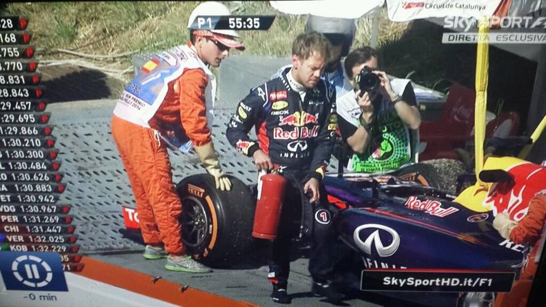 Per Vettel problemi elettrici e stop in pista. Seb si  dato da fare con un estintore